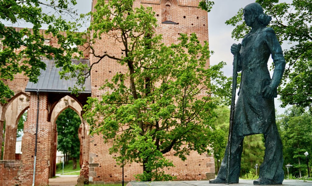 Fotol on Kristian Jaak Petersoni au­­sammas Tartus Toomemäel, taustal toomkirik.