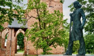 Fotol on Kristian Jaak Petersoni au­­sammas Tartus Toomemäel, taustal toomkirik.