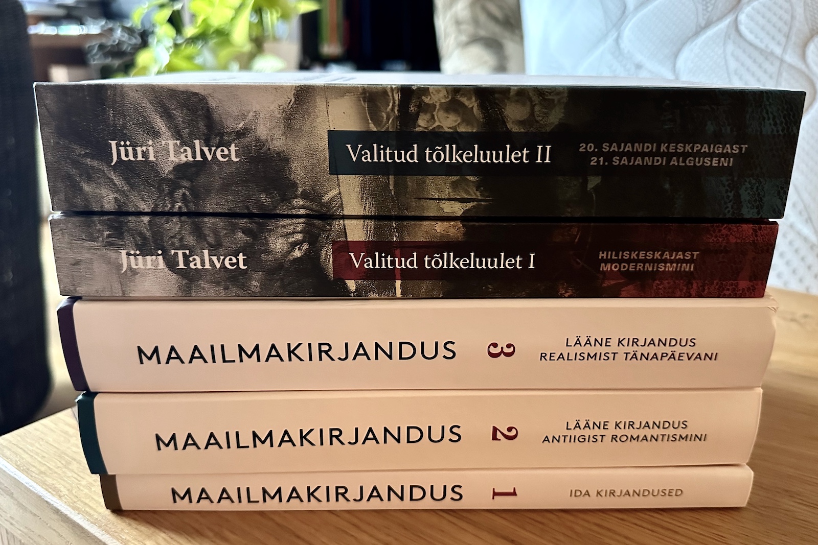 Pildil Jüri Talveti koostatud õppekirjandus