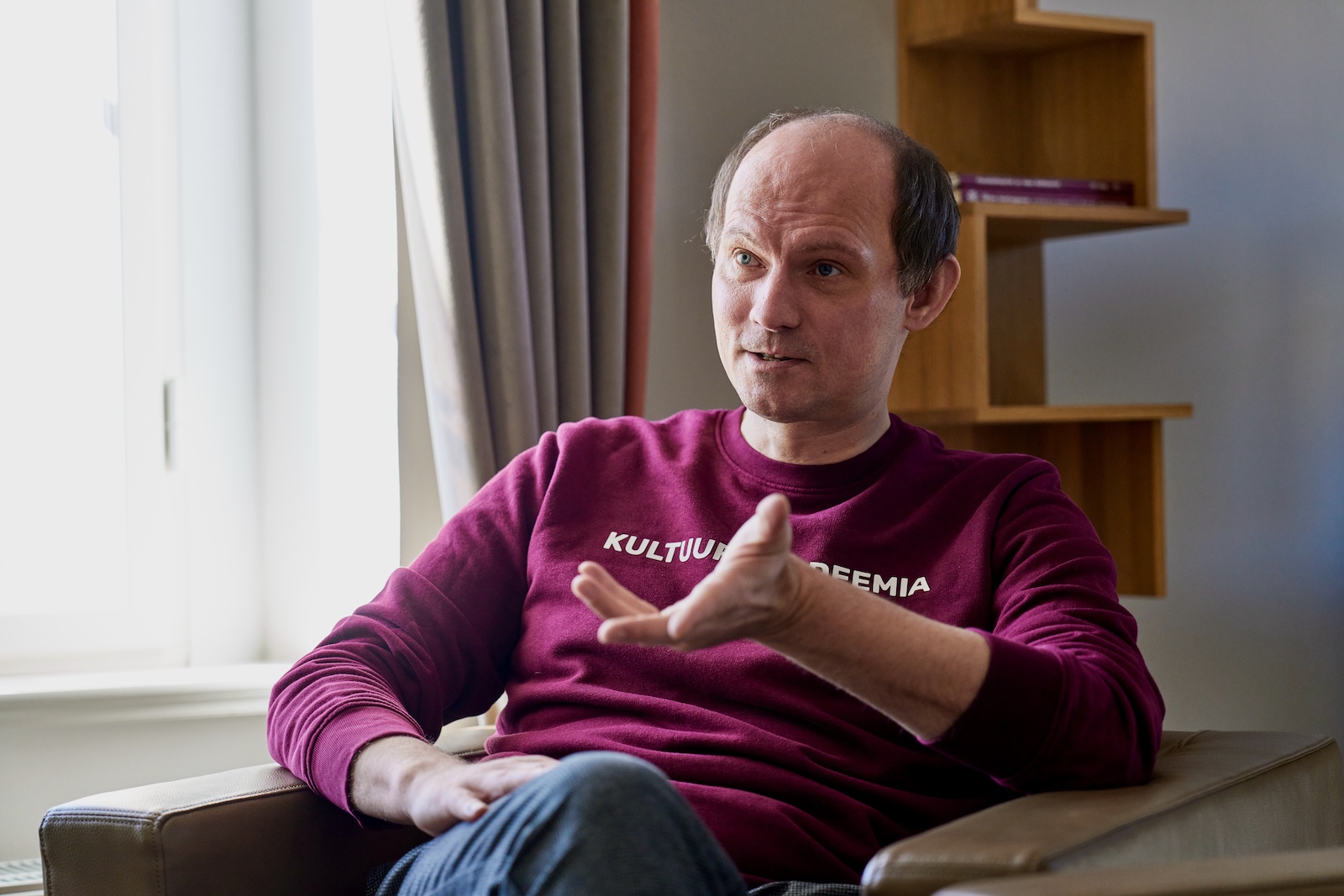 Fotol Ott Karulin oma kabinetis