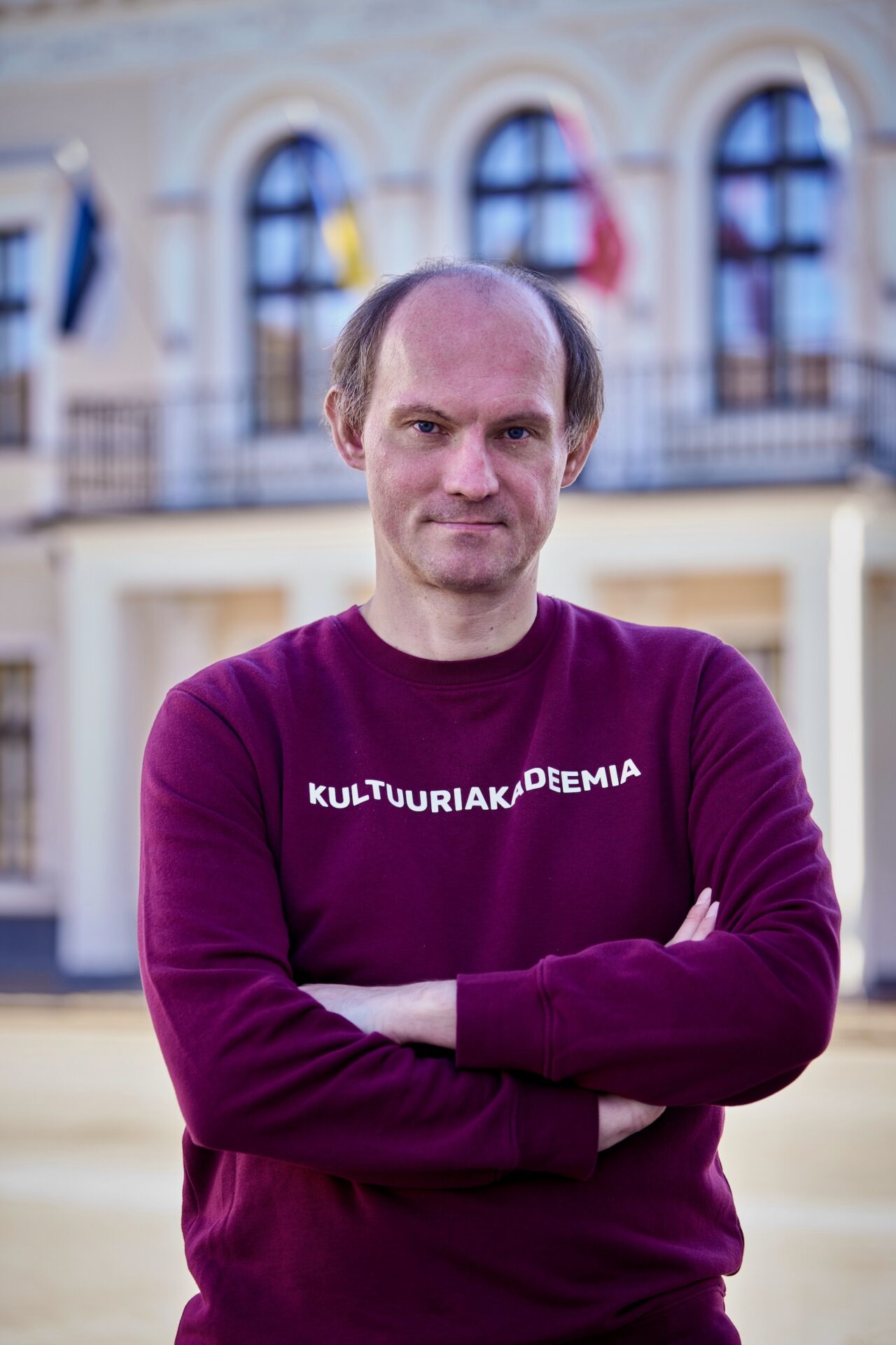 Fotol Ott Karulin Viljandi kultuuriakadeemia peahoone ees