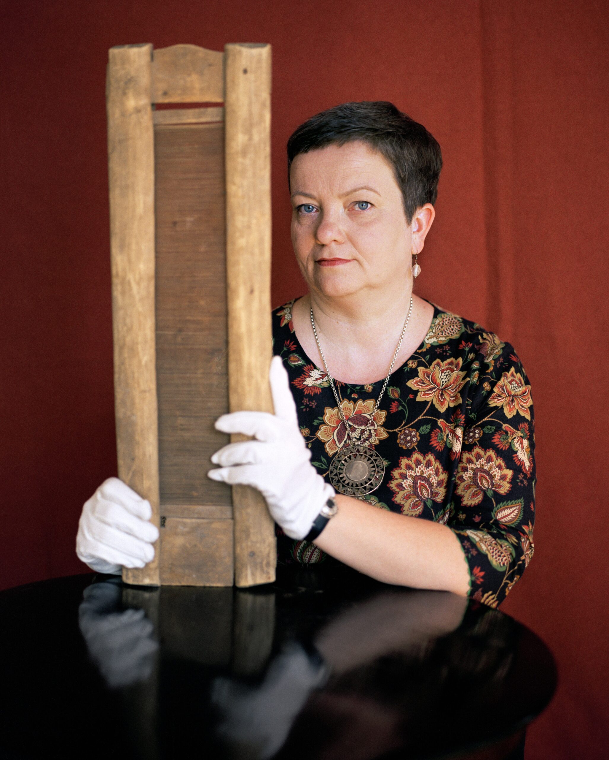 Rahvusülikooli 100. aastapäevale pühendatud näituse „Tartu Ülikooli 100 nägu“ jaoks poseeris Ave Matsin koos Komimaalt pärit kangastelgede soaga – suga sümboliseerib korrastatust. Foto: Birgit Püve / TÜ muuseum