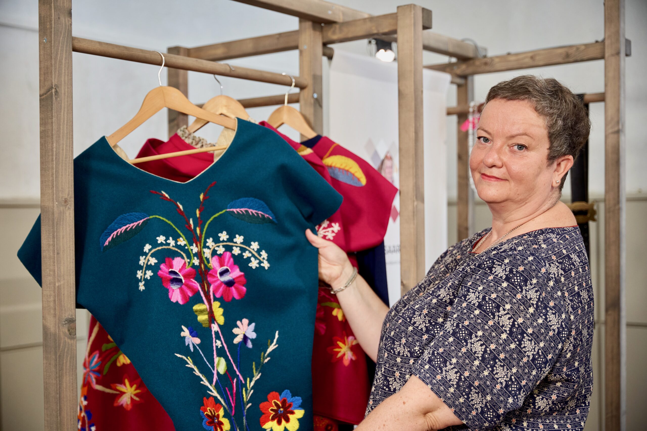 Ave Matsinile teeb suurt rõõmu, et Anu Raua nimelise stipendiumi laureaatide tööde näitusel Heimtali muuseumis saab näha tema õpilaste moeloomingut. Foto: Jassu Hertsmann
