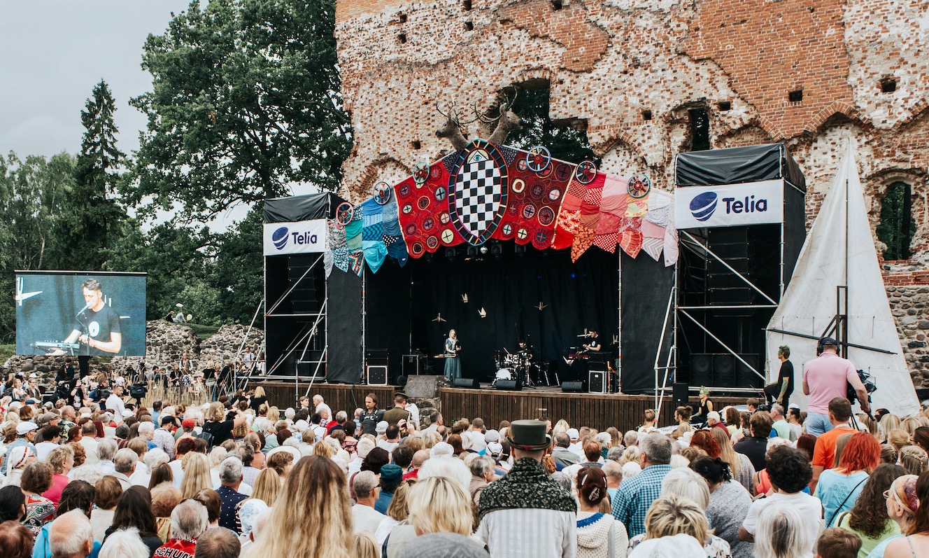 Matsin kujundas 15 aastat Viljandi pärimusmuusikafestivali lavade väljanägemist. Tema tööde hulka kuulub ka see, 2017. aasta Kaevumäe lavakujundus. Foto: Kris Süld / Eesti Pärimusmuusika Keskus