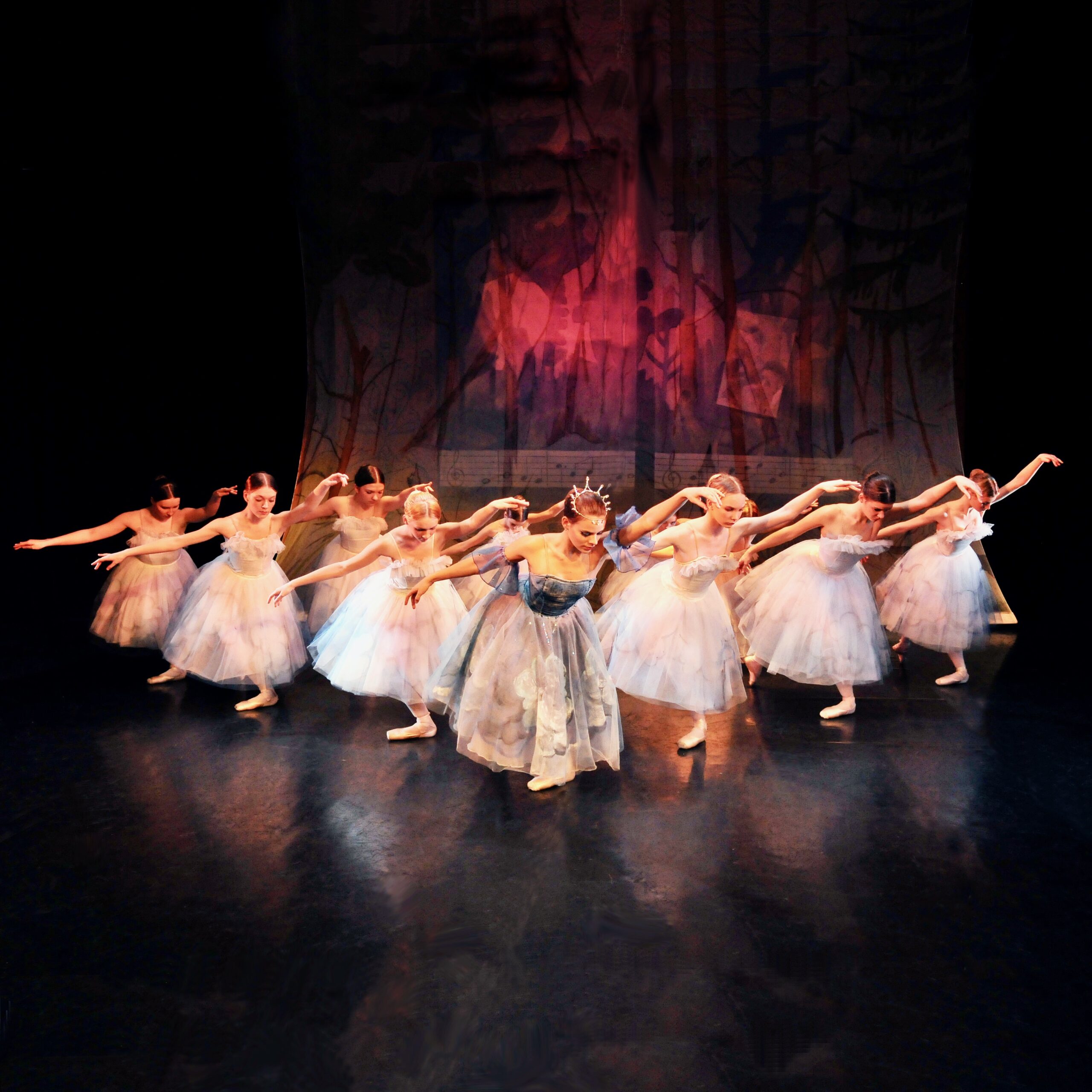 Enim armastab Sulev Kuuse pildistada pilvi ja baleriine: tema neljast tütrest kaks on lõpetanud Ida Tantsu-kooli. Fotol tantsukooli 2. lennu lõpuetendus, S. Prokofjevi „Tuhkatriinu“ (lavastaja Oleg Titov, 2008). Haldjate solist Kersti Kuuse. FOTO: Sulev Kuuse