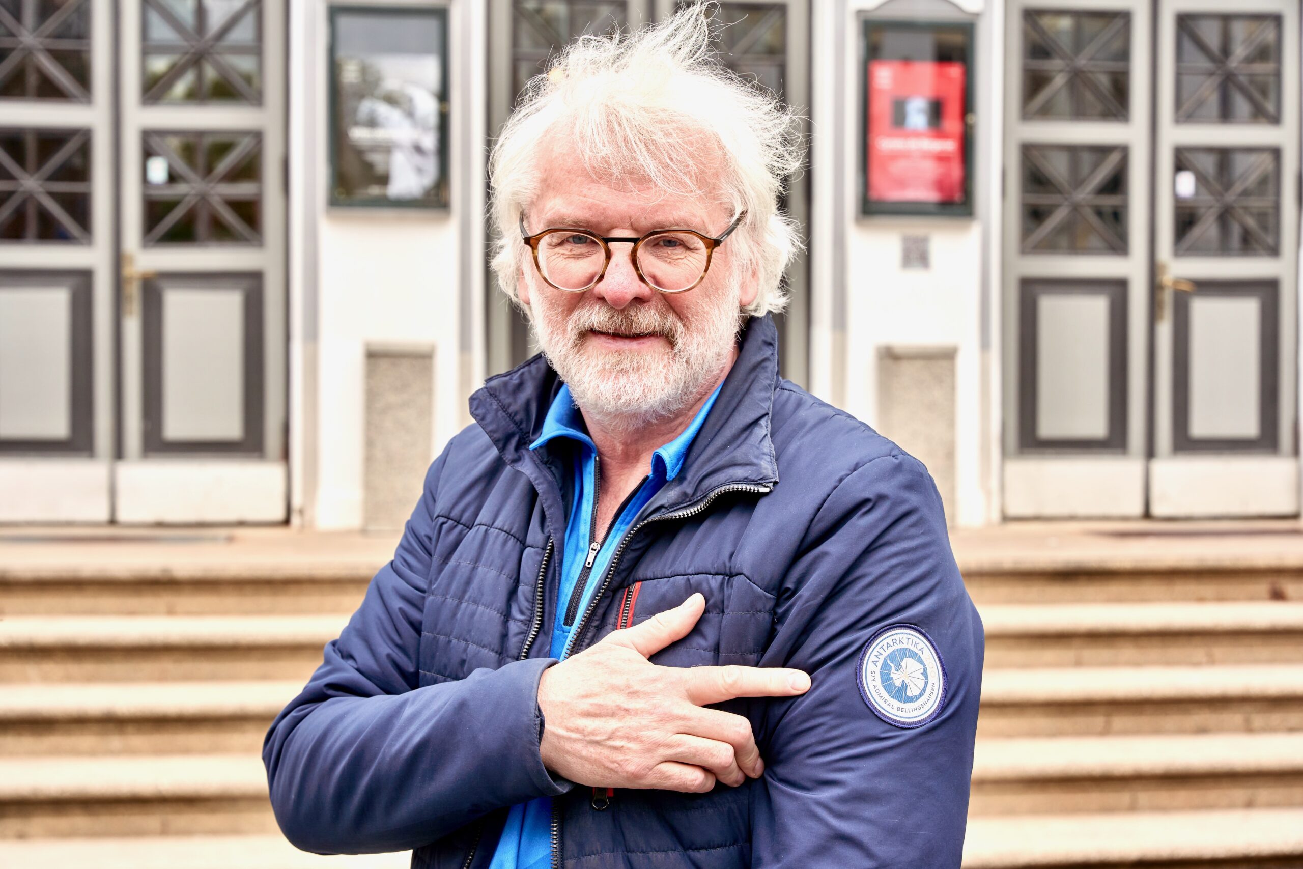 Sulev Kuuse sõitis Admiral Bellingshauseni pardal peaaegu Antarktikani – sellest annab tunnistust tema seljas olev laevameeskonna jope. FOTO: Jassu Hertsmann