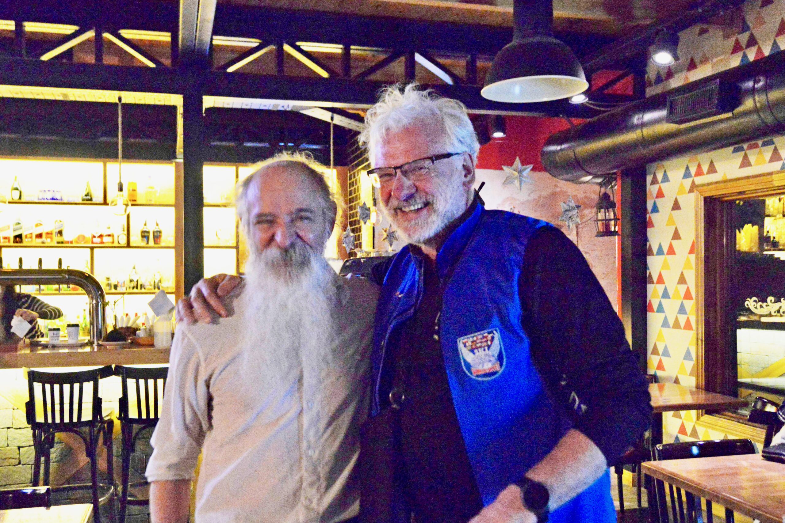 Kaks habemikku Dolhunis Astor Piazzolla loomingu kontserdil. Vasakpoolne habemik oli Dolhuni mees, võrratu bandooniumimängija, ilma kelleta ei saa ükski argentiina tangoorkester hakkama. FOTO: erakogu