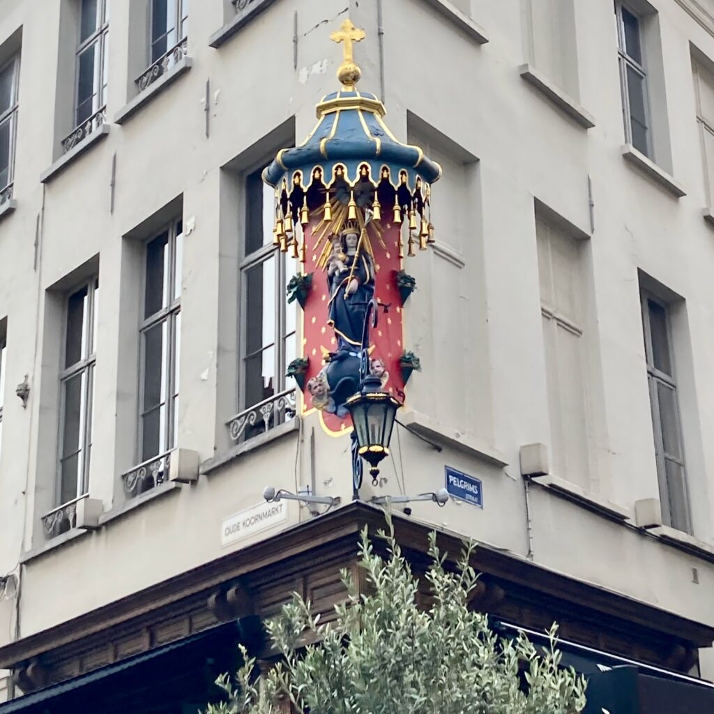 Fotol Neitsi Maarja kuju Antwerpeni goone nurgal.