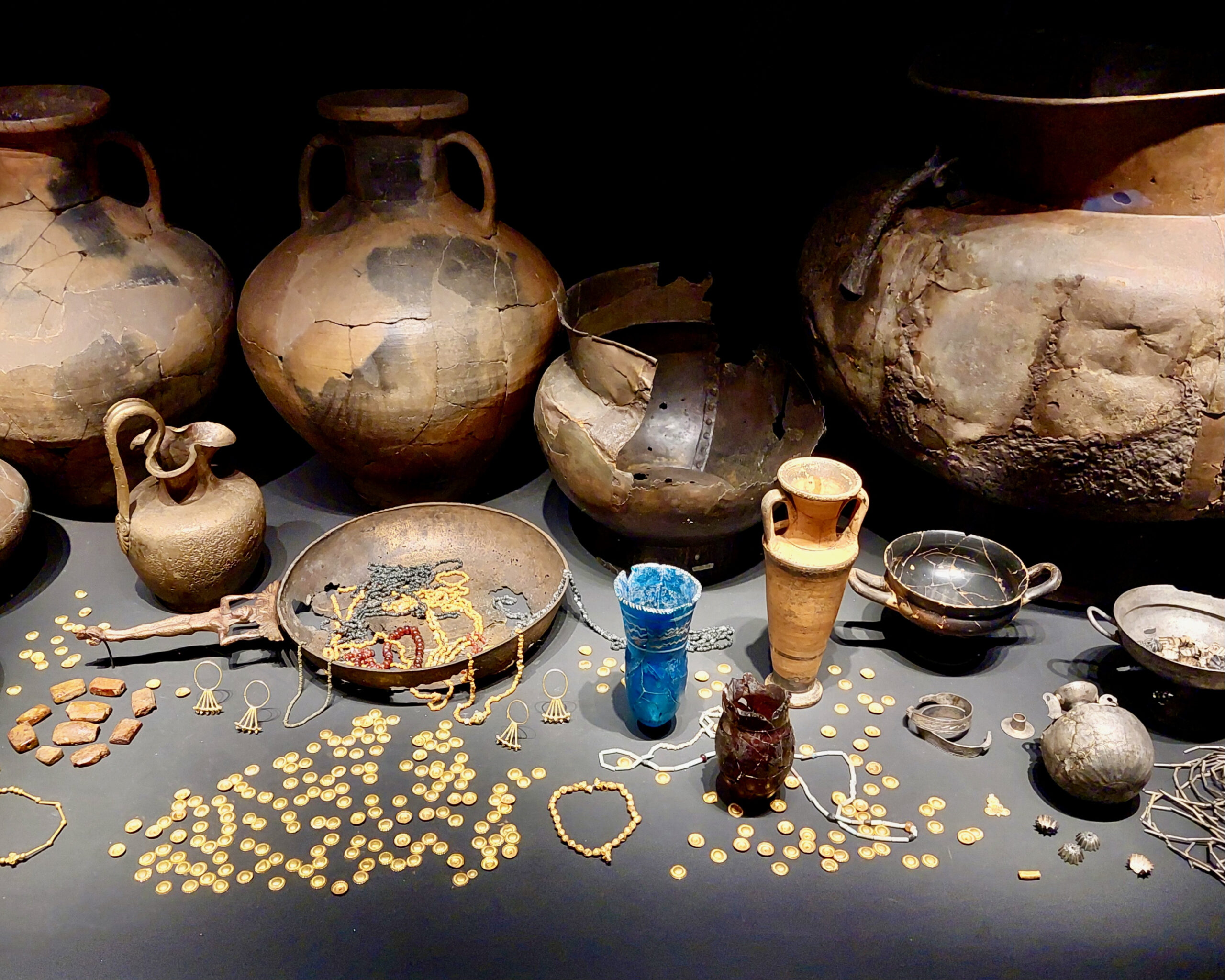 Valik Vani kaevamistelt pärit esemeid muuseumivitriinis. FOTO: Ivo Volt