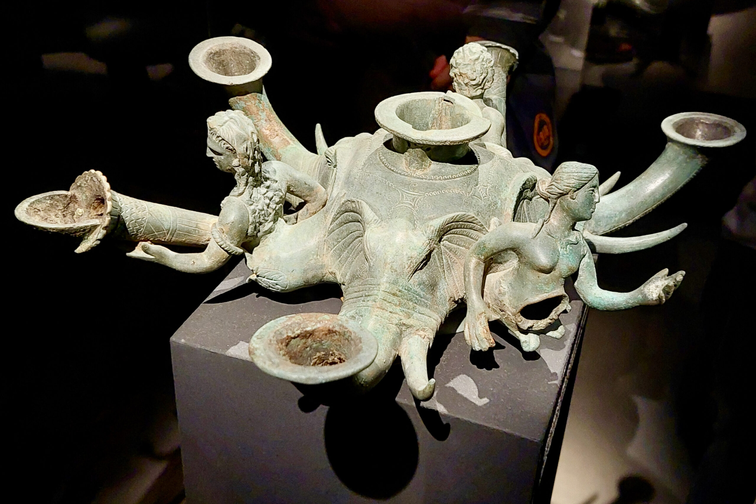 Ainulaadne hellenistlik pronkslamp elevandilondikujuliste tilade ja kolme inimfiguuriga. Antiiksete lampide puhul on elevandimotiiv harv ja Vani leid on maailmas kõige tuntum. FOTO: Ivo Volt