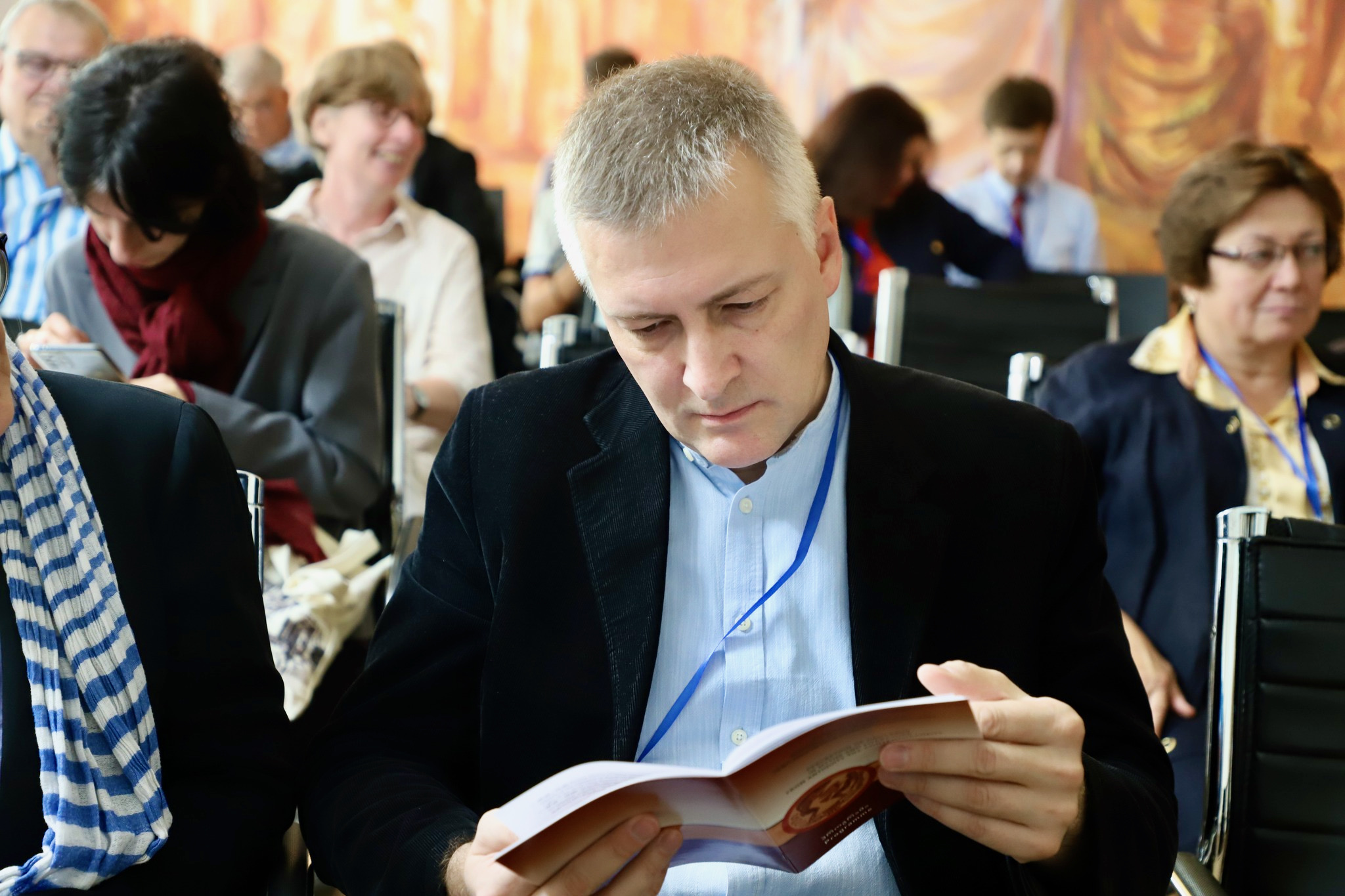 Loo autor konverentsi voldikut uurimas. FOTO: erakogu