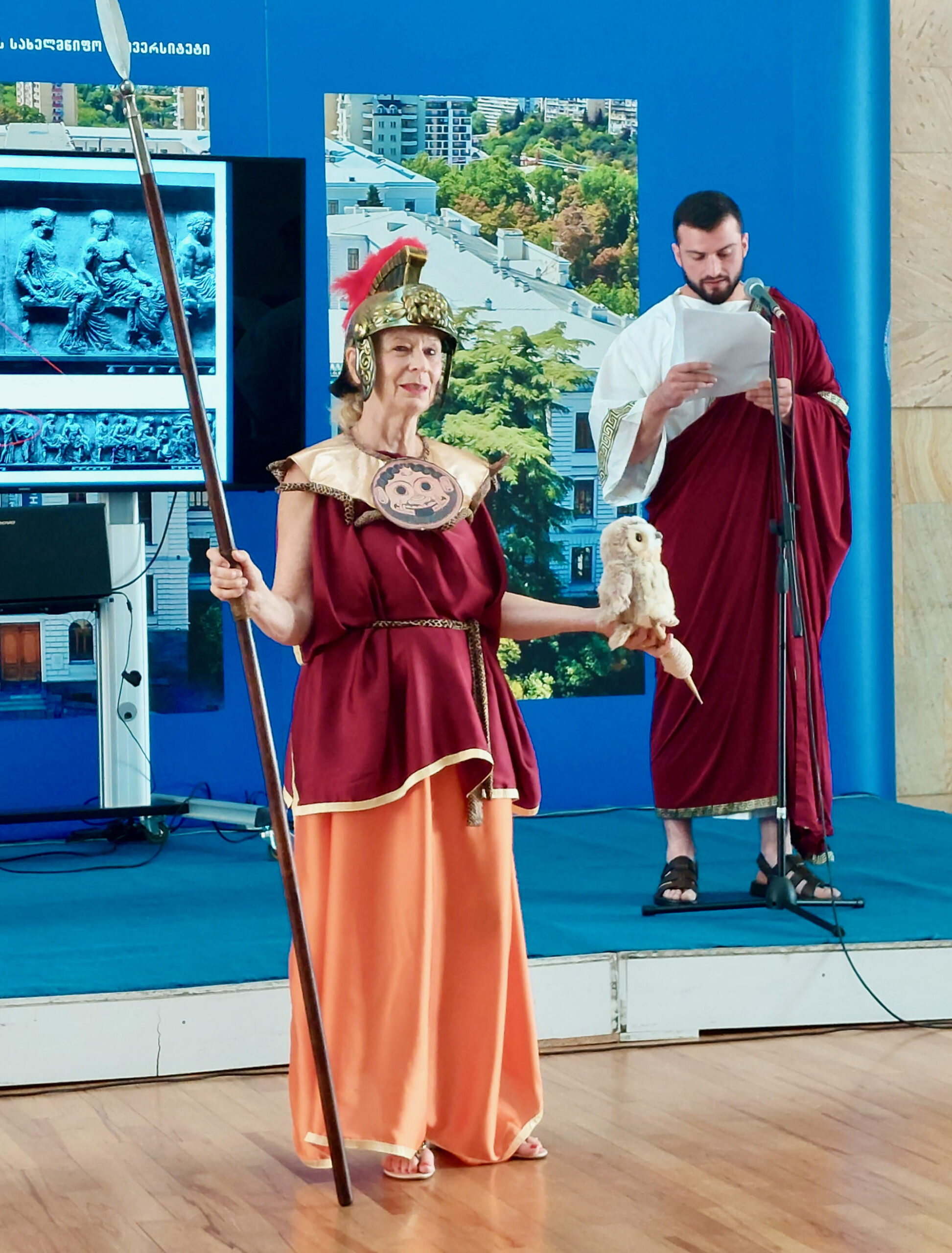 Konverentsi lisaüritusena toimus antiiksete ja Bütsantsi-aegsete rõivaste rekonstruktsioonide esitlus. Pildil Jena ülikooli õppejõud Annegret Plontke-Lüning jumalanna Athenana. FOTO: Ivo Volt