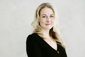 Fotol Pille-Riin Meerits, kes kaitses doktoritöö kooliõpilaste kehalise aktiivsuse suurendamisest psühholoogiliste põhivajaduste toetamise kaudu.