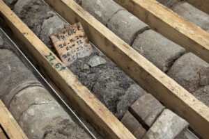 Fotol puurimissüdamikud Eesti Geoloogiateenistuse Arbavere uurimiskeskuses