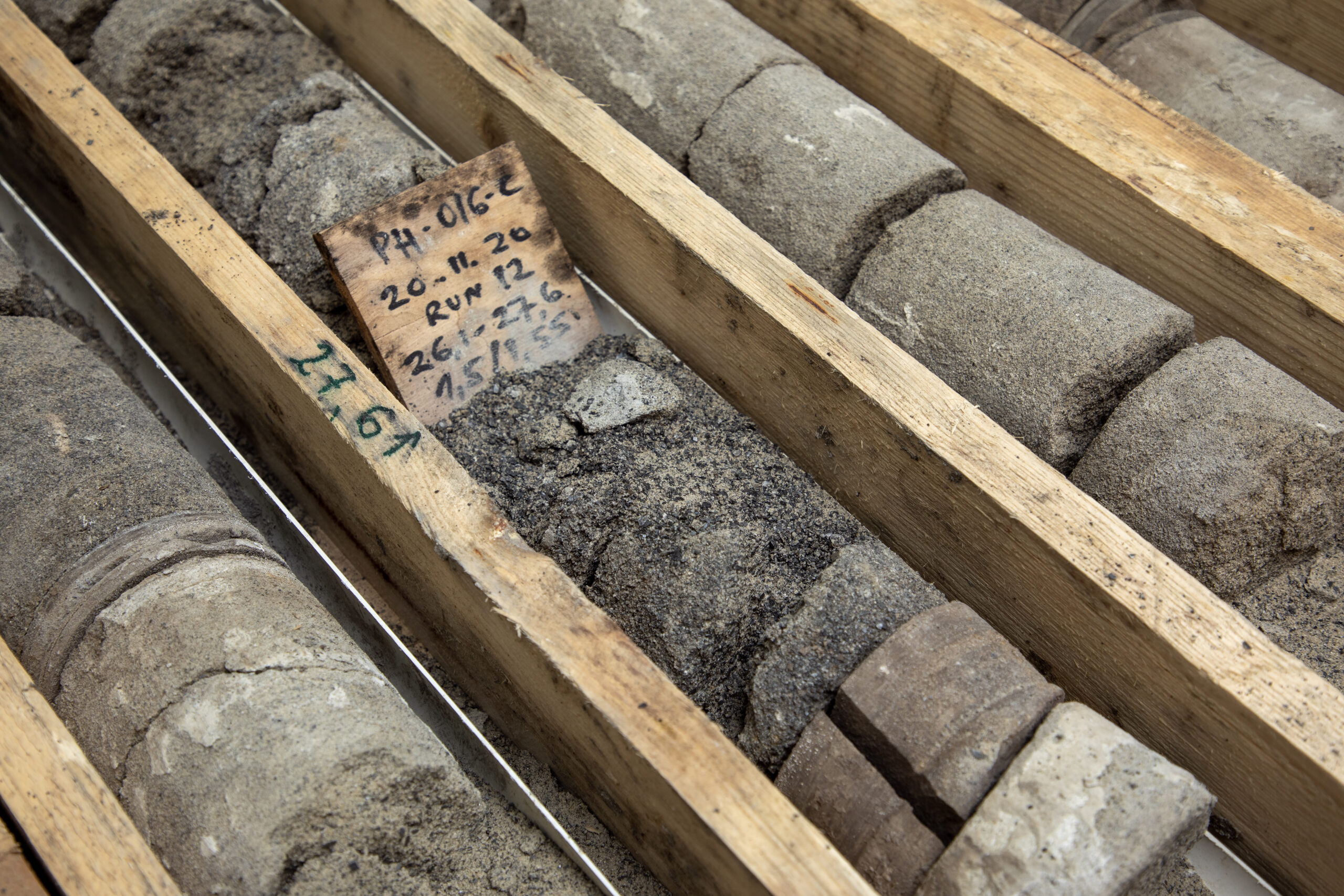 Fosforiiti sisaldavad puurimissüdamikud Eesti Geoloogiateenistuse Arbavere uurimiskeskuses.