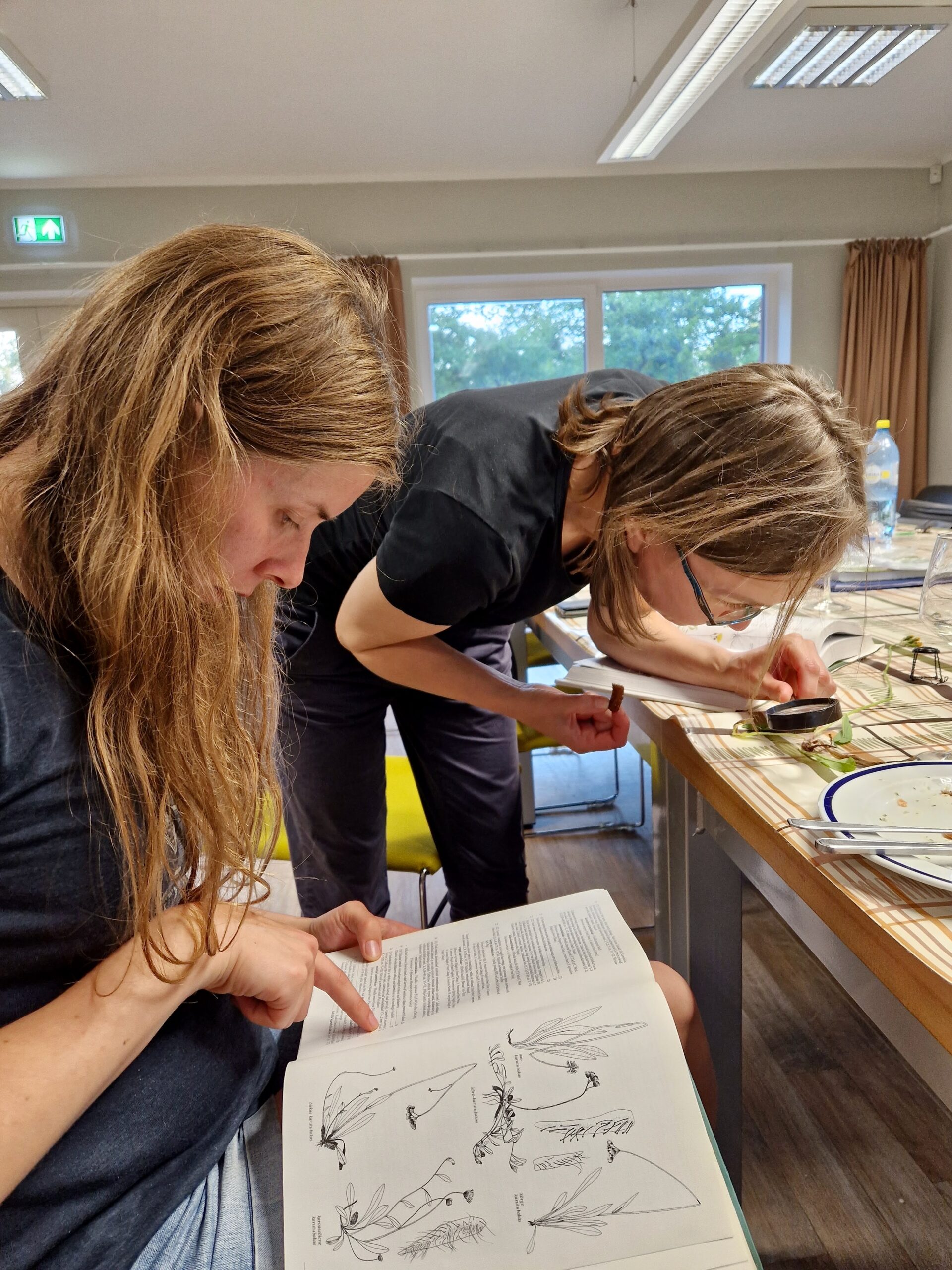 Tolmeldamisökoloogia töörühma liikmed (vasakult) Iris Reinula ja Virve Sõber baasis uurimistööd tegemas. Foto: Tsipe Aavik