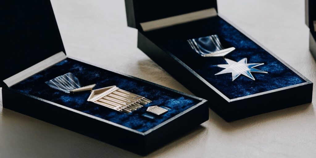 Pildil Tartu Ülikooli suur medal ja Tartu Ülikooli Tänutäht