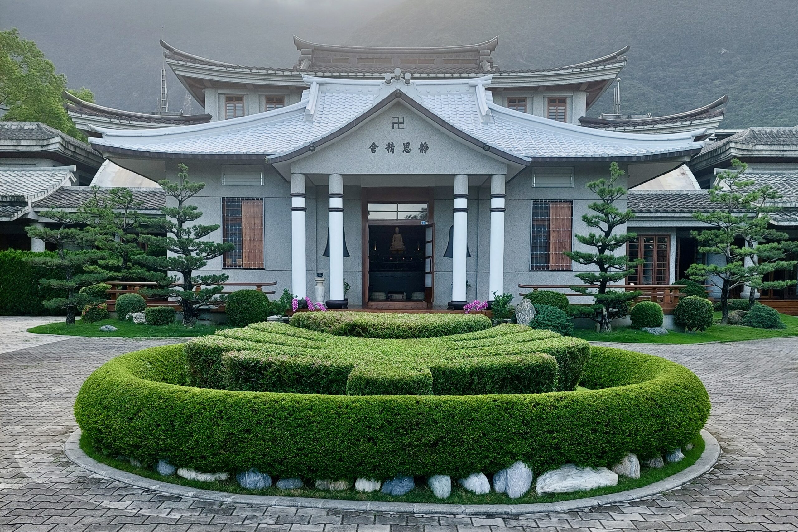 Tzu Chi budistlik heategevusorganisatsioon tegeleb peamiselt humanitaarabi ja heategevusega. Svastika on iidne õnnetoov märk, mis on laialdaselt kasutusel nii budismis, džainismis kui ka hinduismis. Budismis on svastika eelkõige seadmuseratta sümbol. FOTO: erakogu