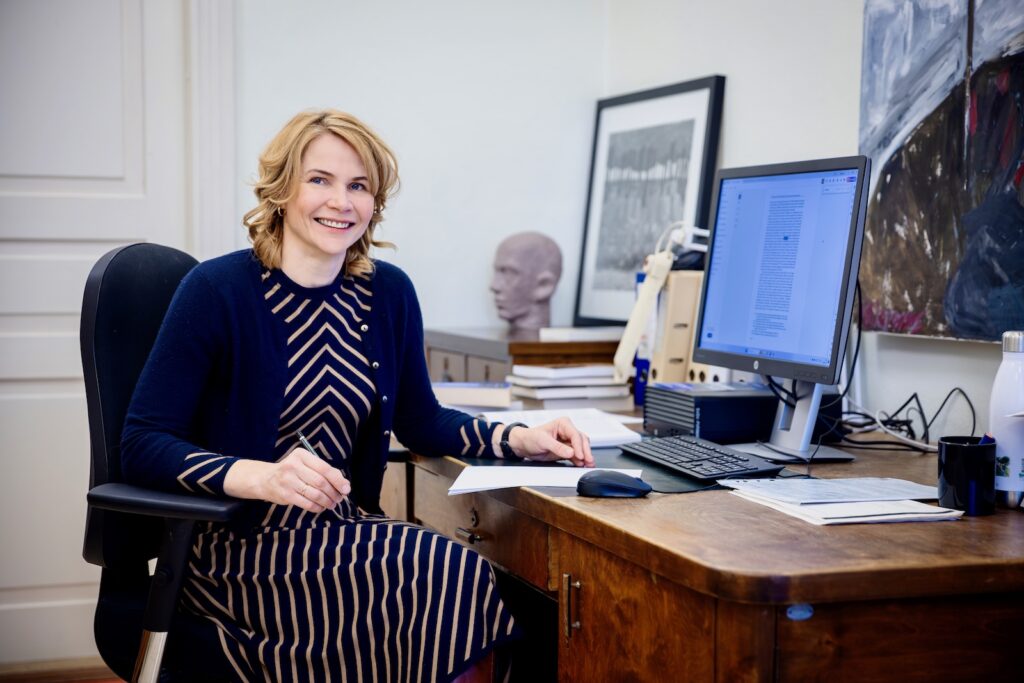 Pildil Eva Piirimäe töölaua taga