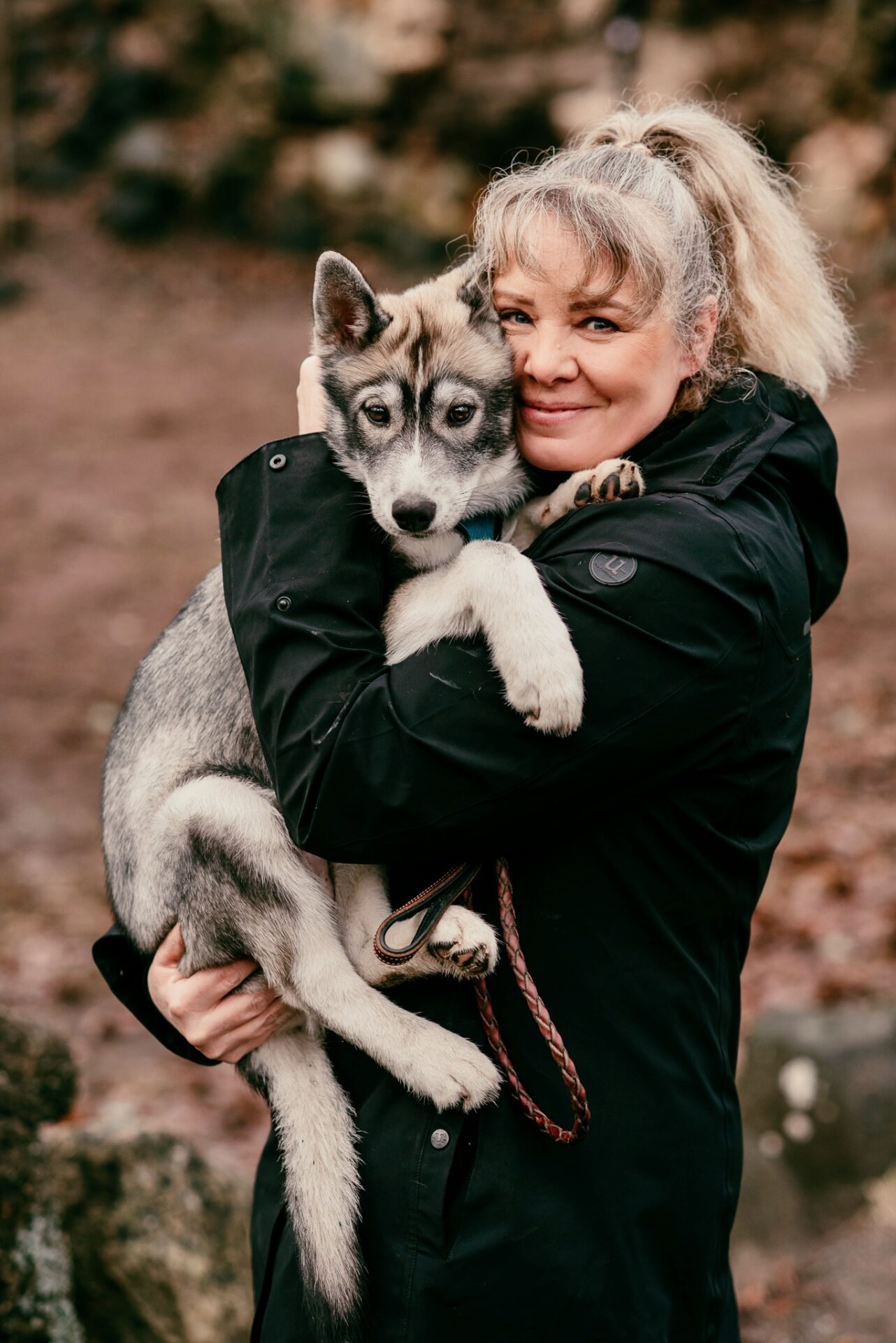 Pildil Triin Jagomägi kutsikaga