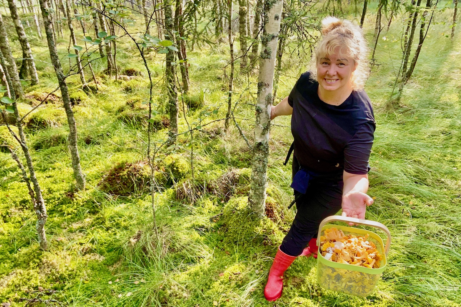 Pildil Triin Jagomägi seenemetsas
