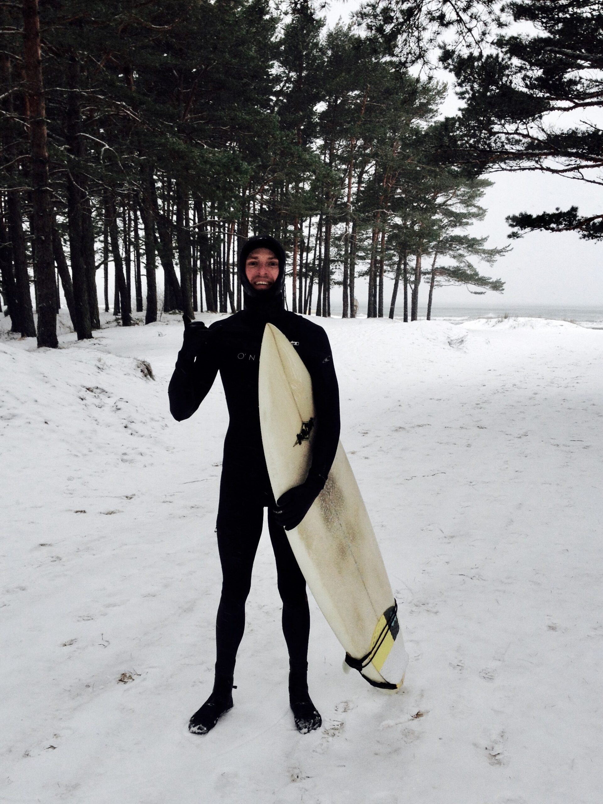 Tuulisel talvepäeval sobib  suuskade asemel lainelaud. FOTO: erakogu